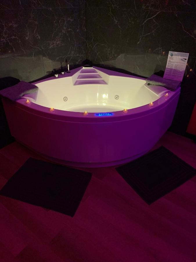 Love Room Avec Jacuzzi Prive Bonnetable المظهر الخارجي الصورة