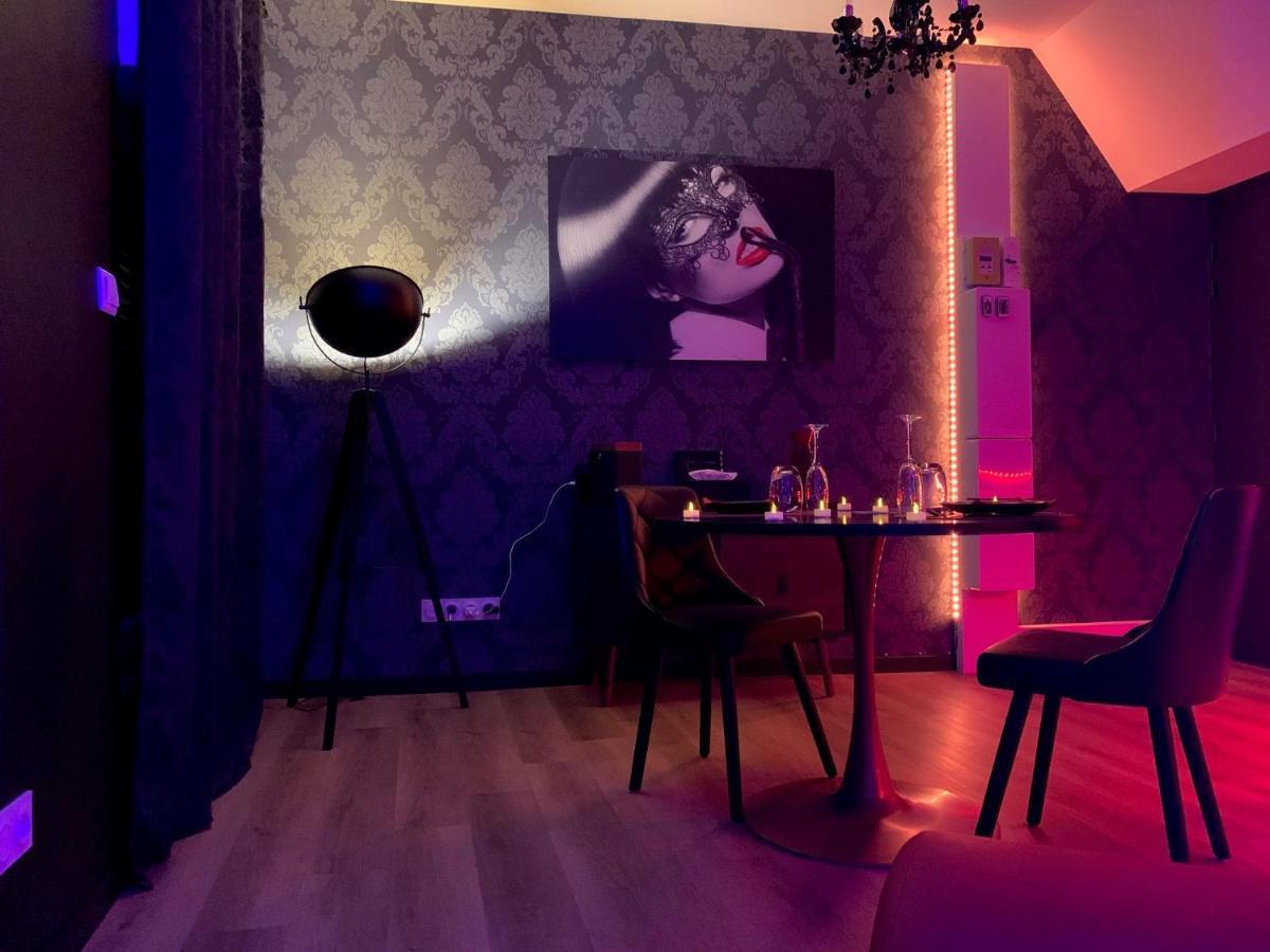 Love Room Avec Jacuzzi Prive Bonnetable المظهر الخارجي الصورة